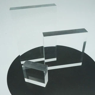 Khối Acrylic với các cạnh bóng được đánh bóng
